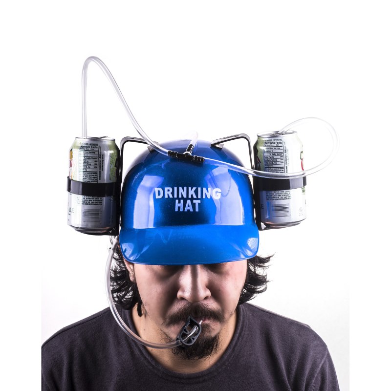 Шлем с банками для напитков