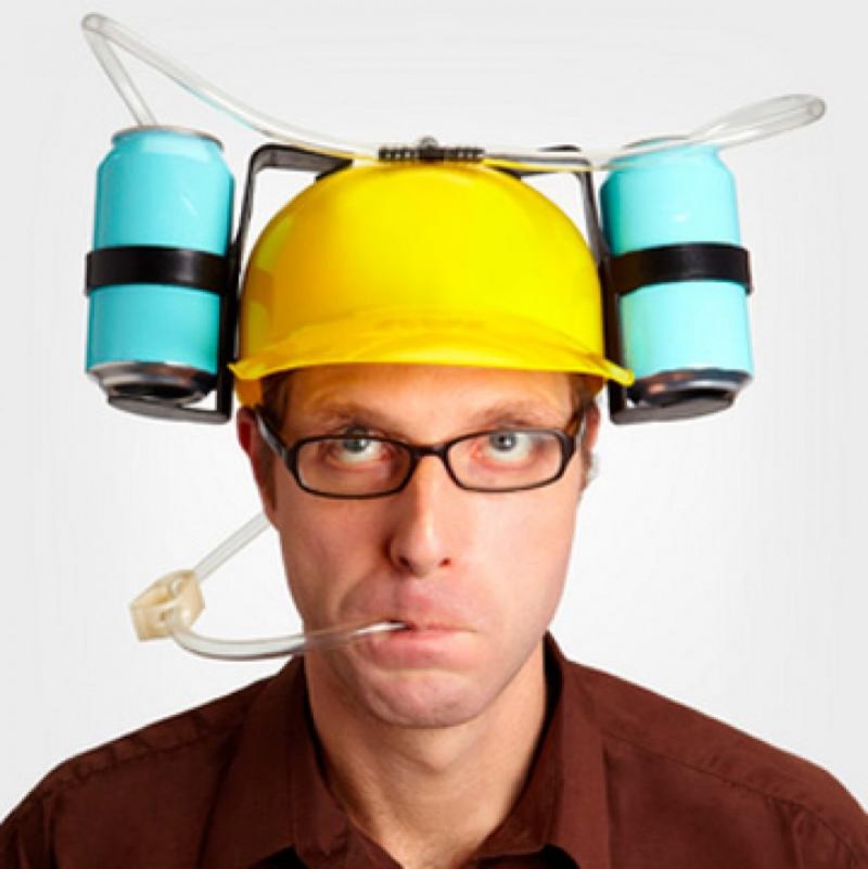 Каска с банками на голове