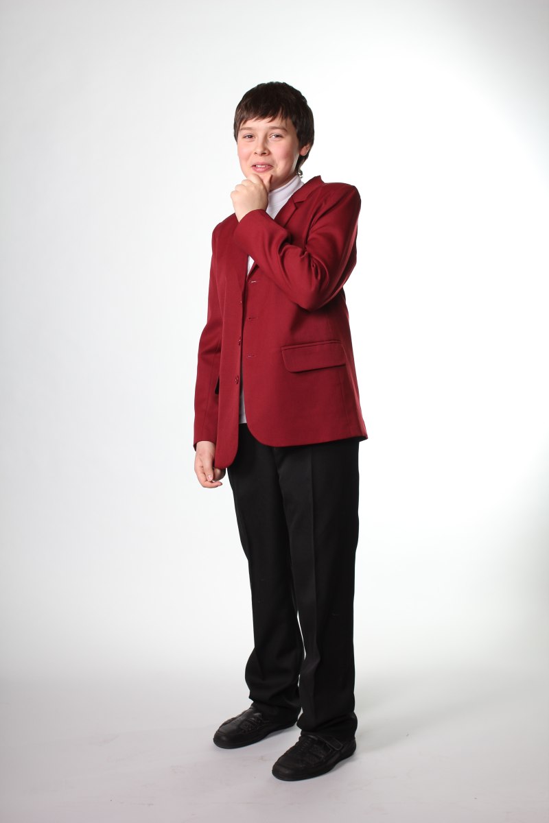 Парень в бордовом школьном пиджаке