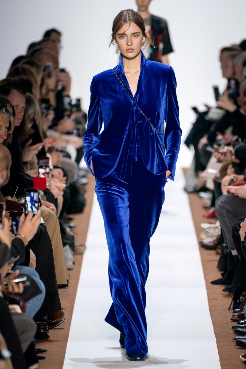 Брючный костюм из бархата