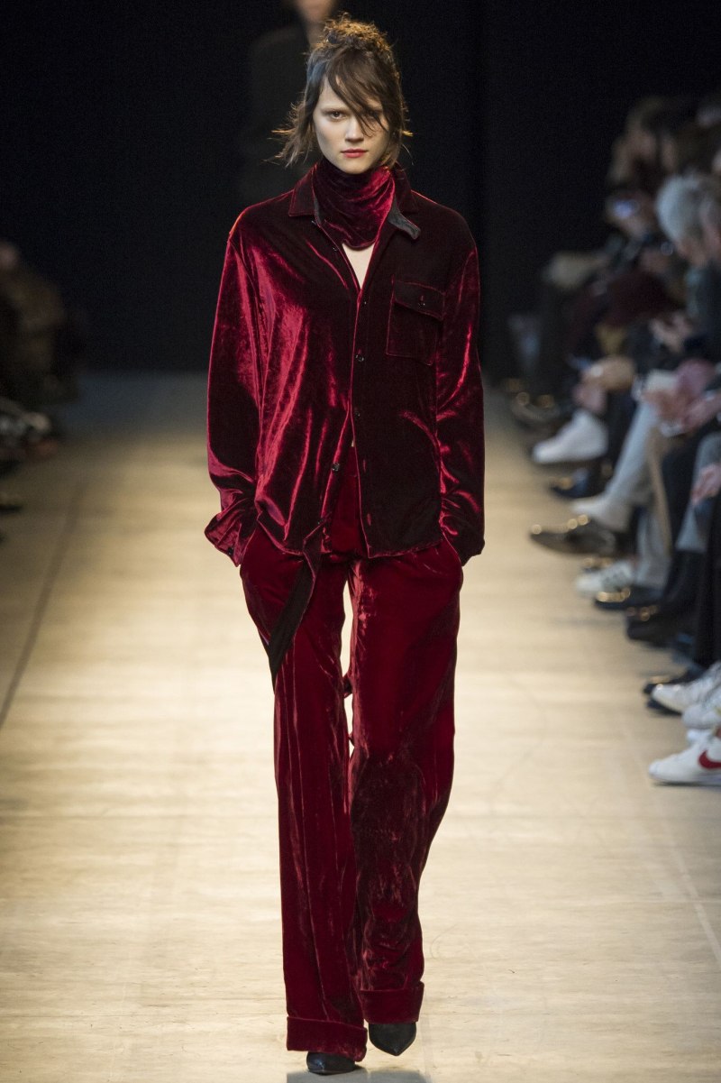 Костюмы из бархата на подиумах