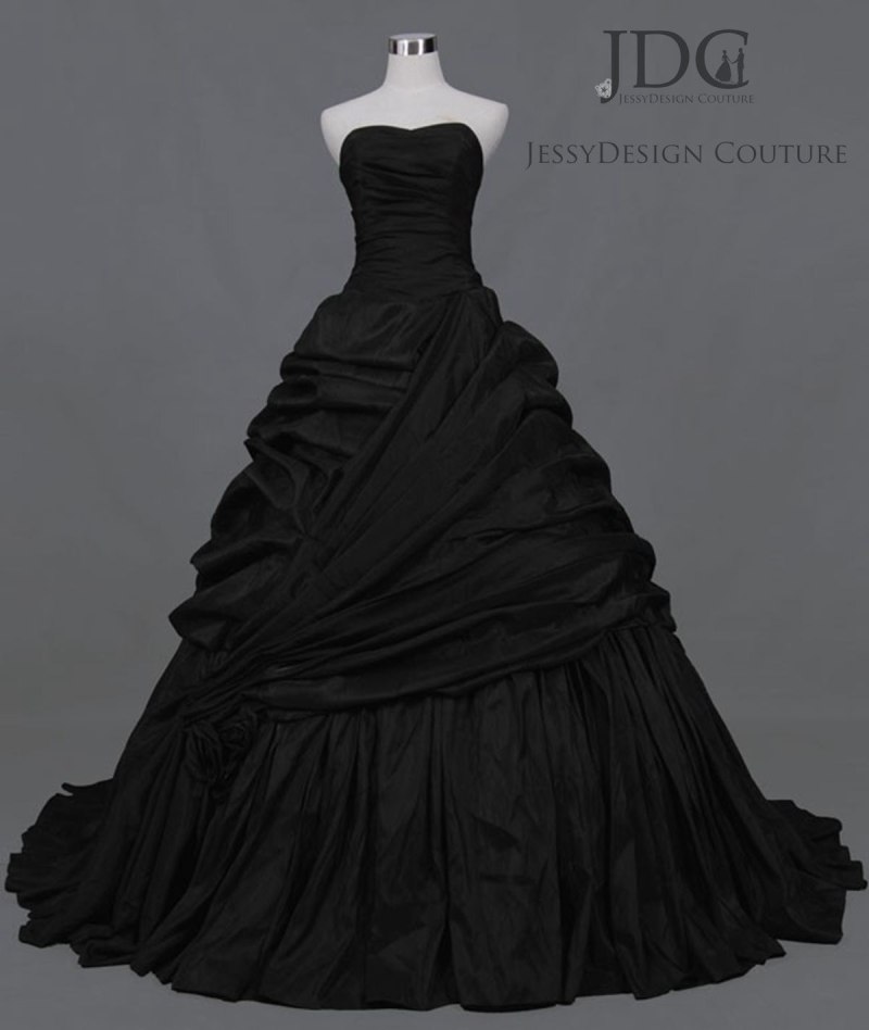 Платье на манекене