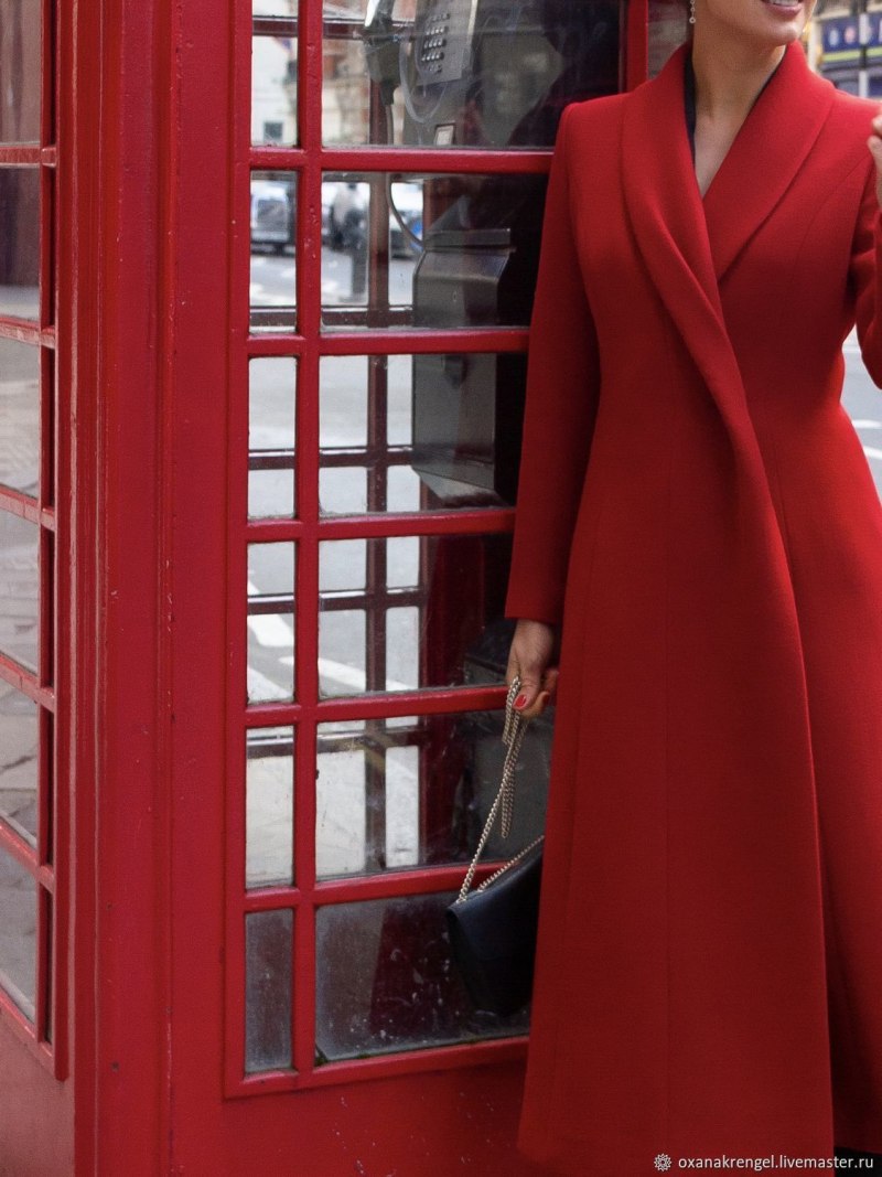 Длинное красное пальто
