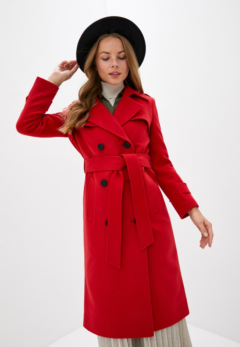 Красное двубортное пальто длинное