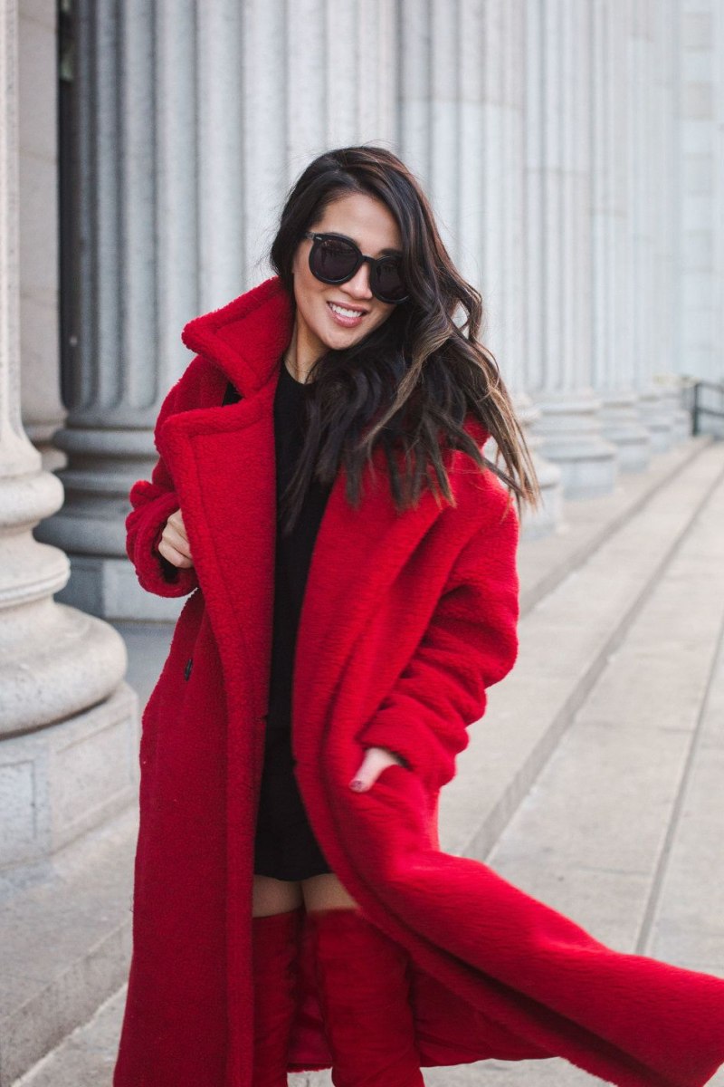 Красное плюшевое пальто