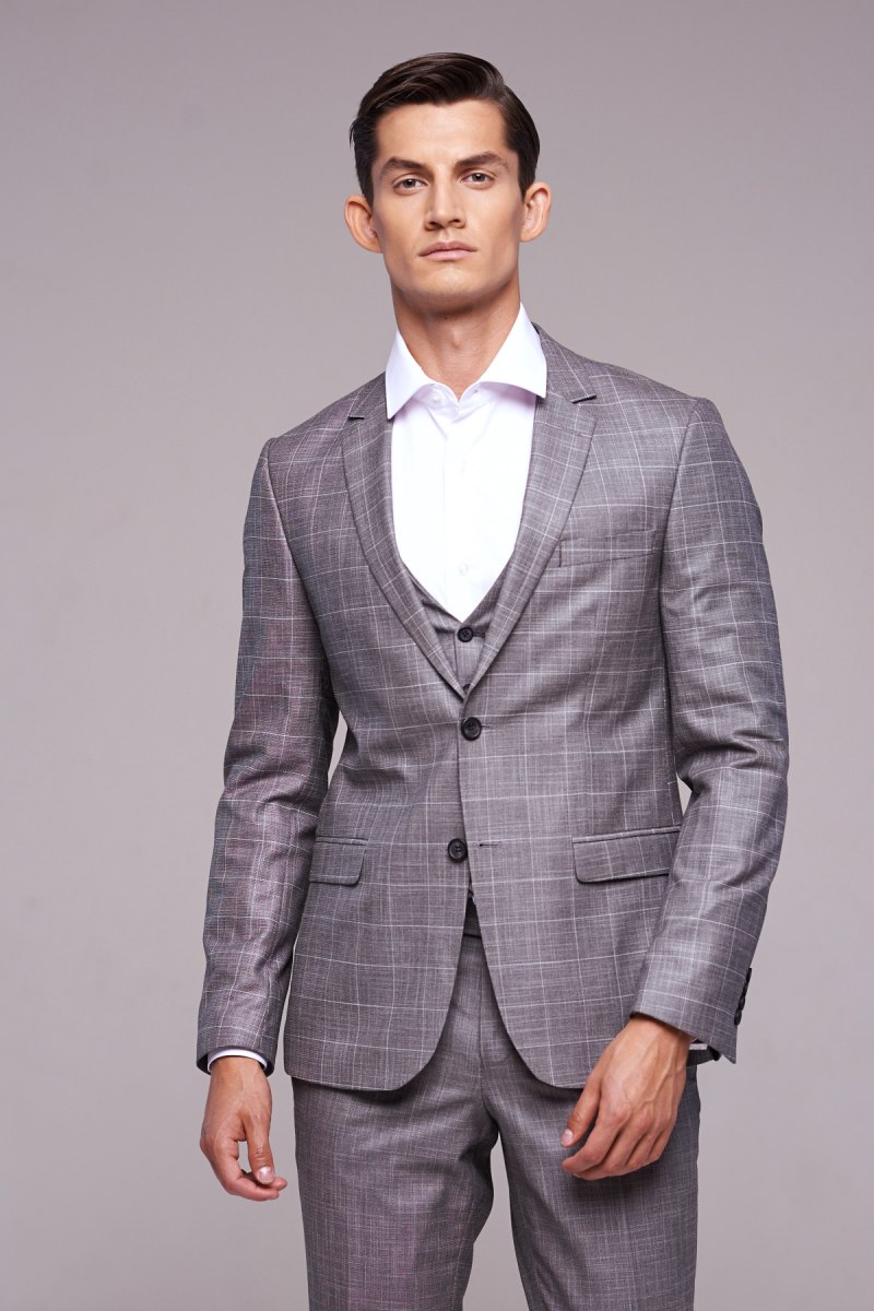 С чем носить серый костюм