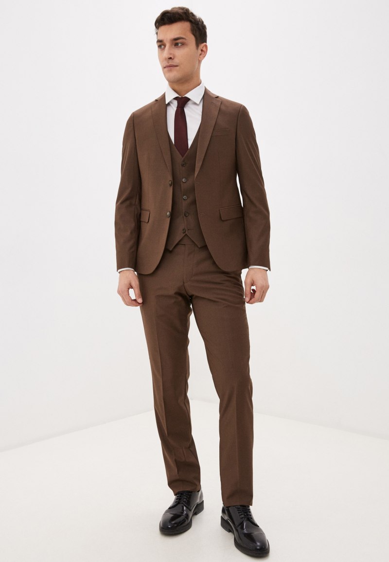 Коричневый костюм мужской