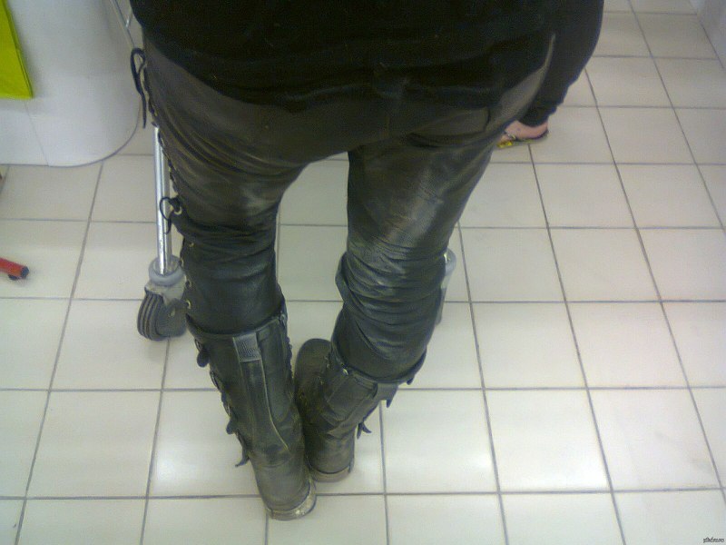 Грязные кожаные штаны