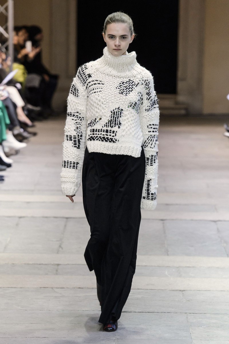 Свитер подиум