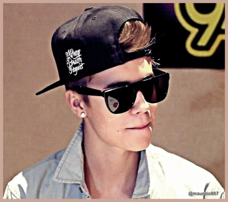 Джастин Бибер в очках