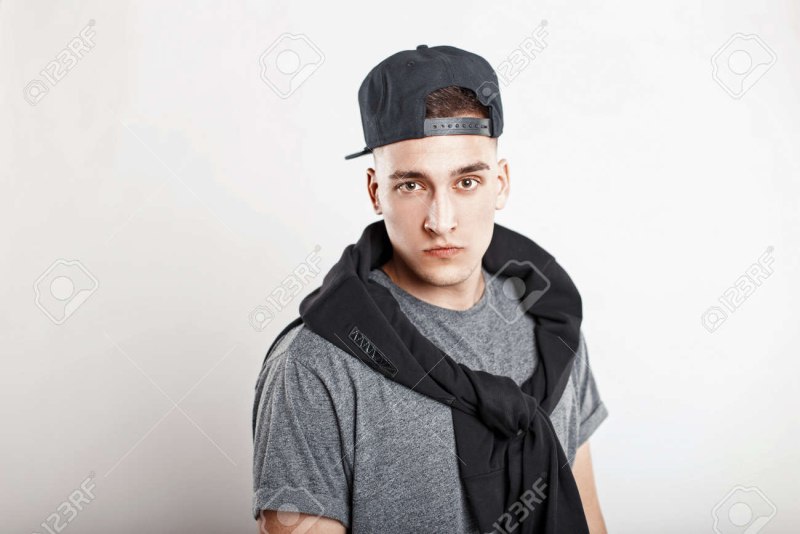 Парень в бейсболке