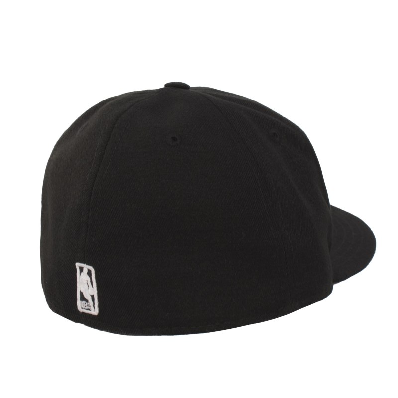 Черная бейсболка сзади