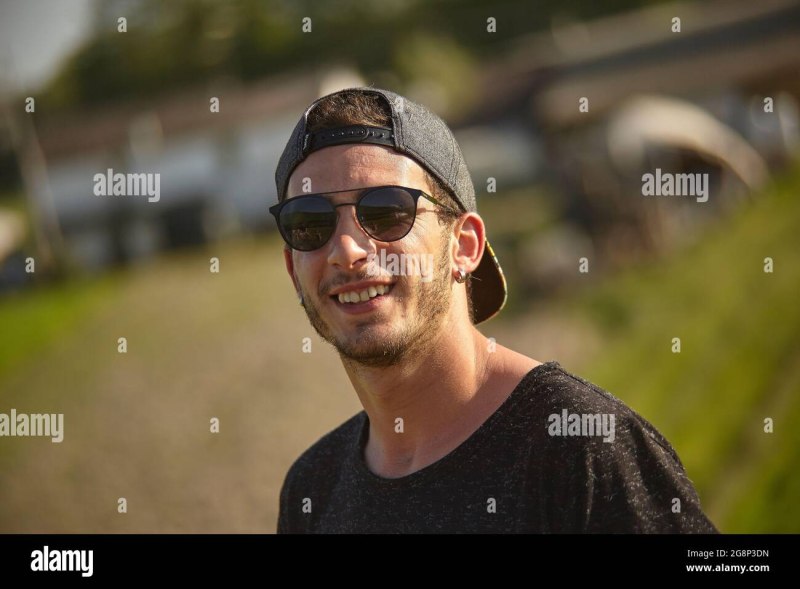 Бейсболка задом наперед фото