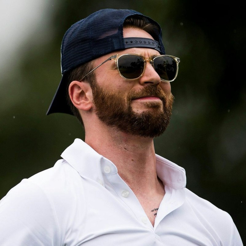 Крис Эванс в кепке с бородой