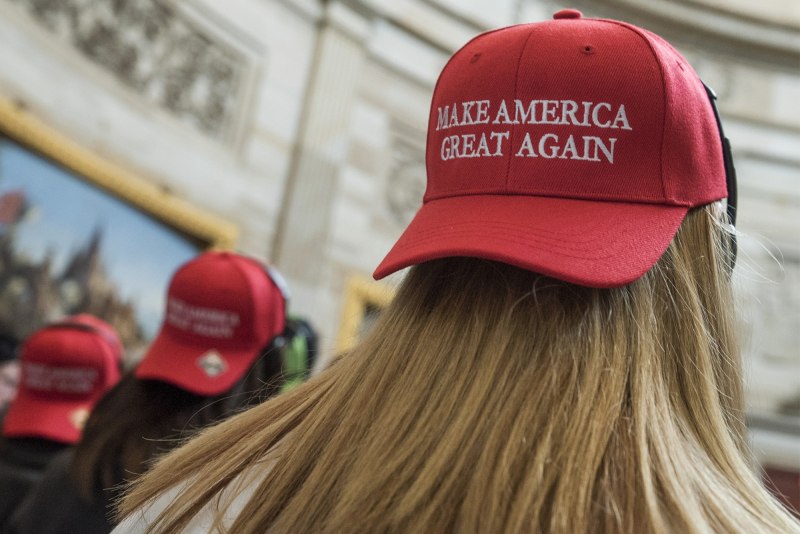 Бейсболка на голове вид сзади