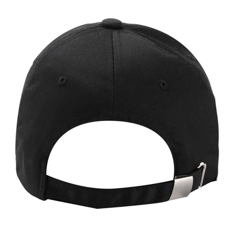 Поворачивает кепку