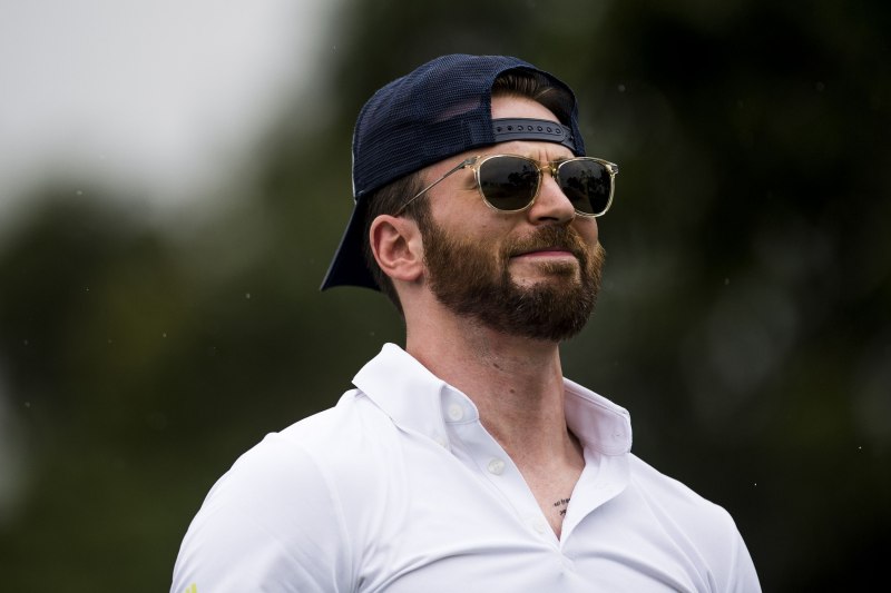 Крис Эванс в очках с бородой