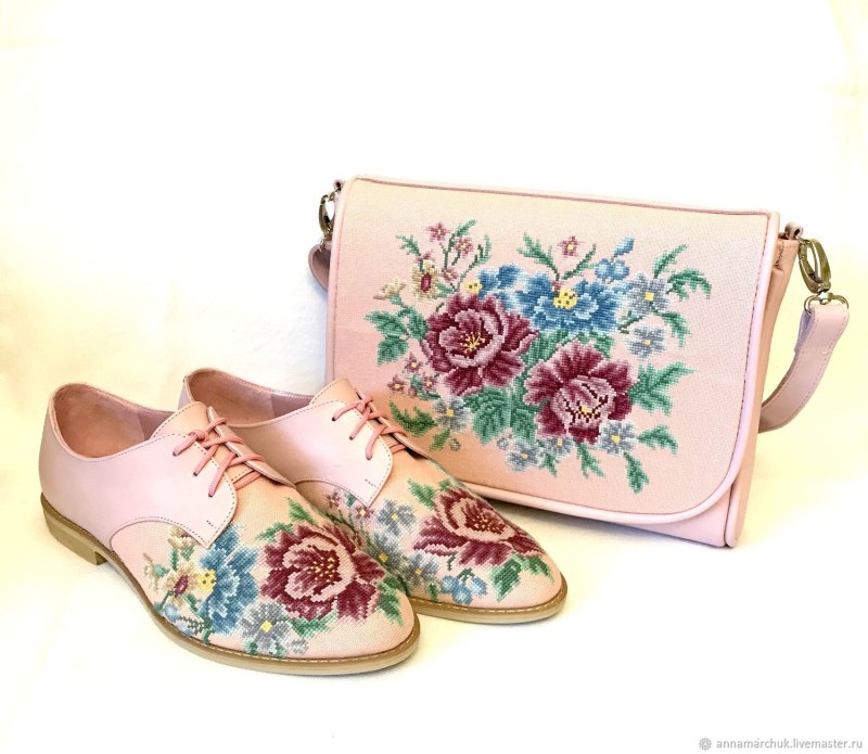 Ботинки с вышивкой