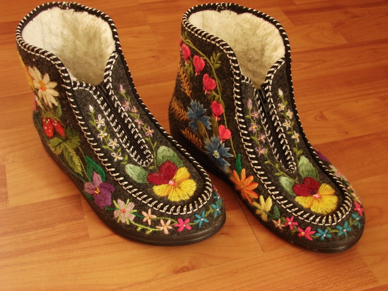 Туфли с вышивкой