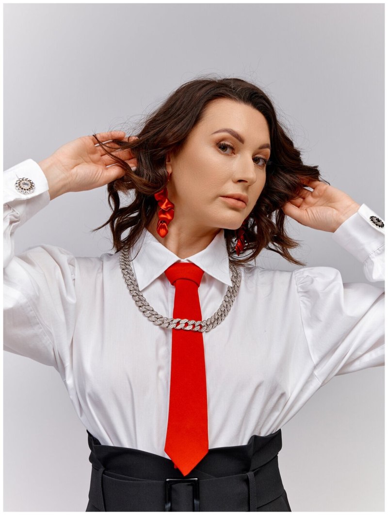 Женщина в галстуке