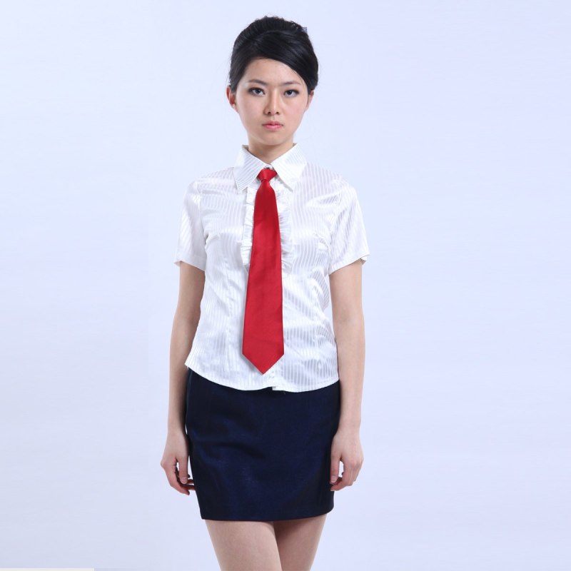 Белая рубашка с красным галстуком