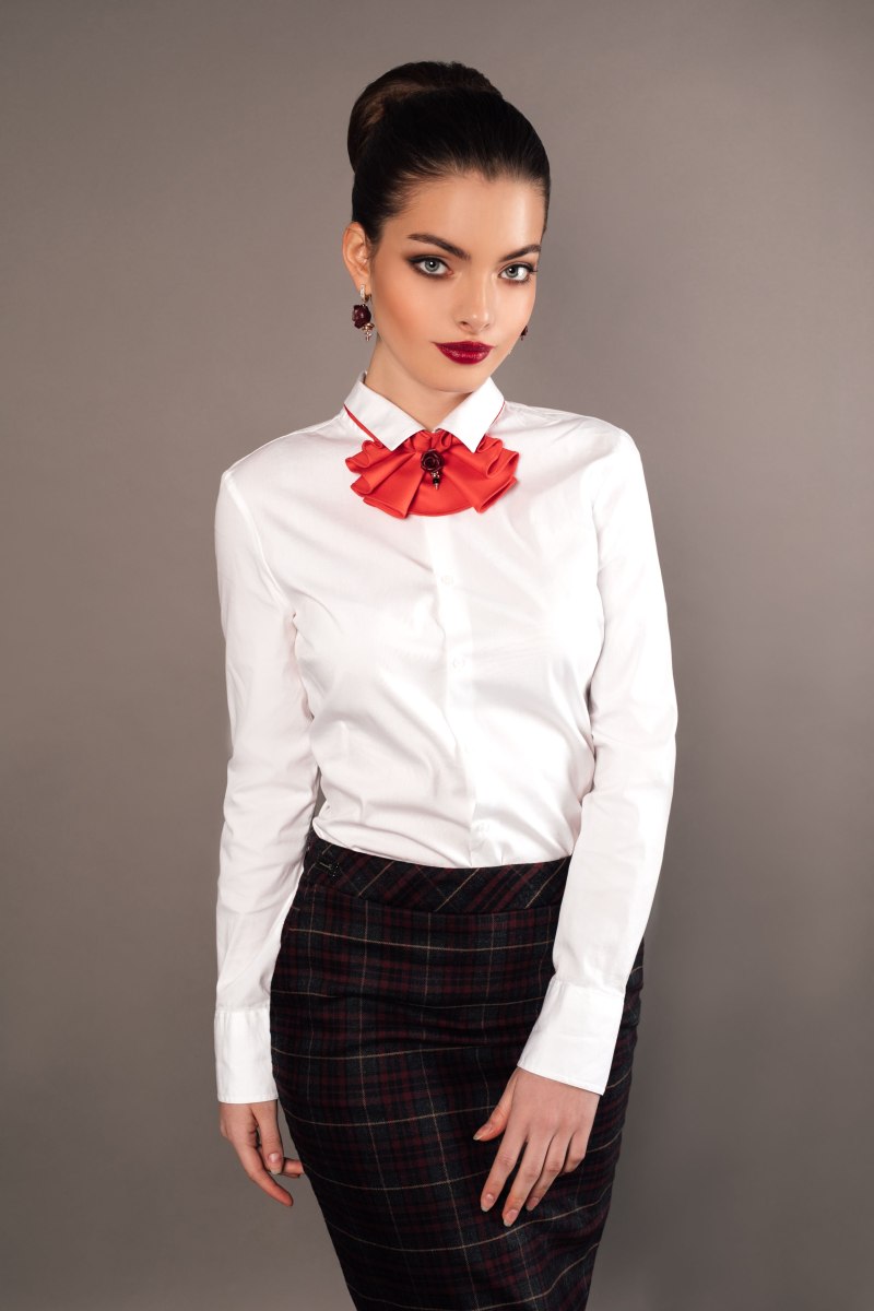 Девушка в белой блузке