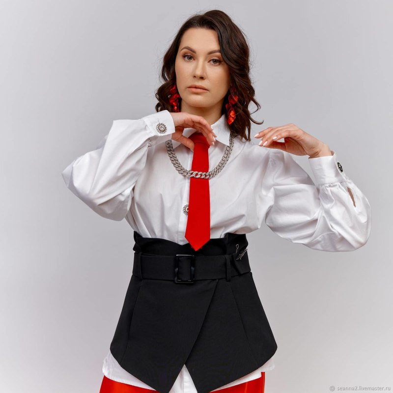 Женский костюм с галстуком