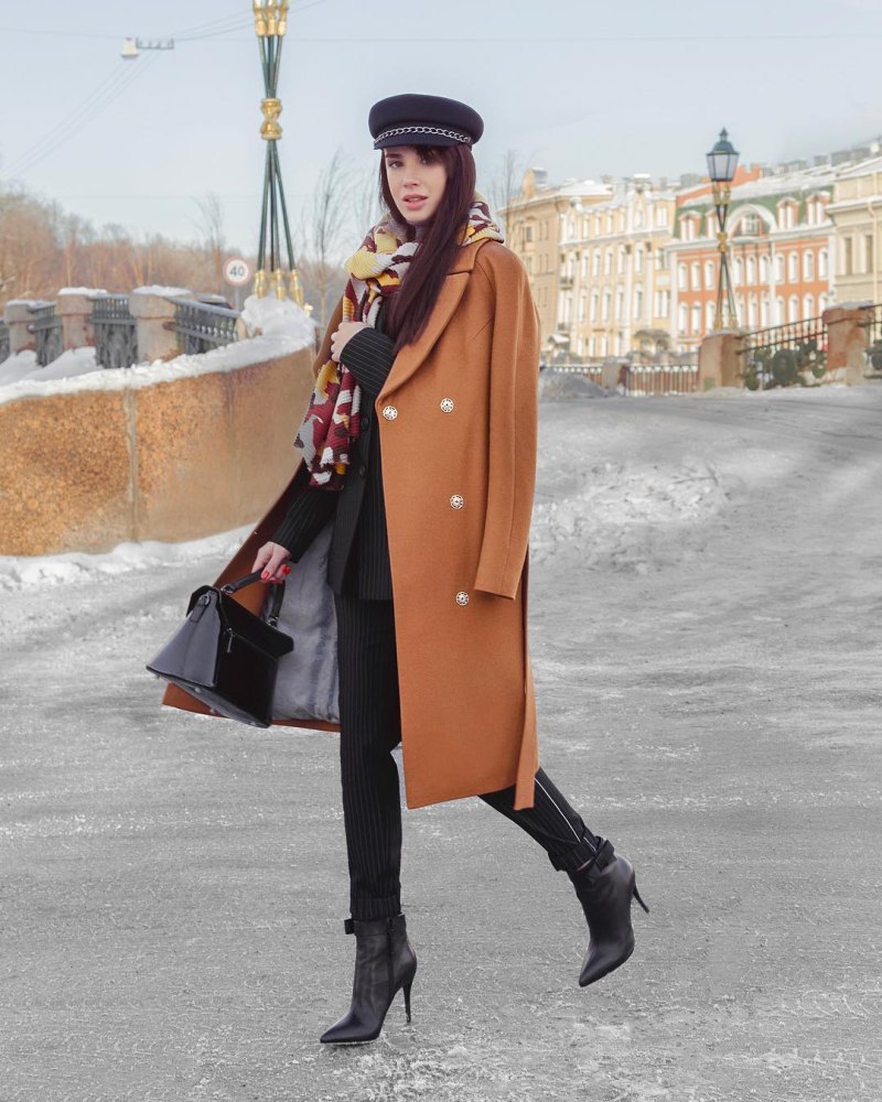 Пальто коричневого цвета