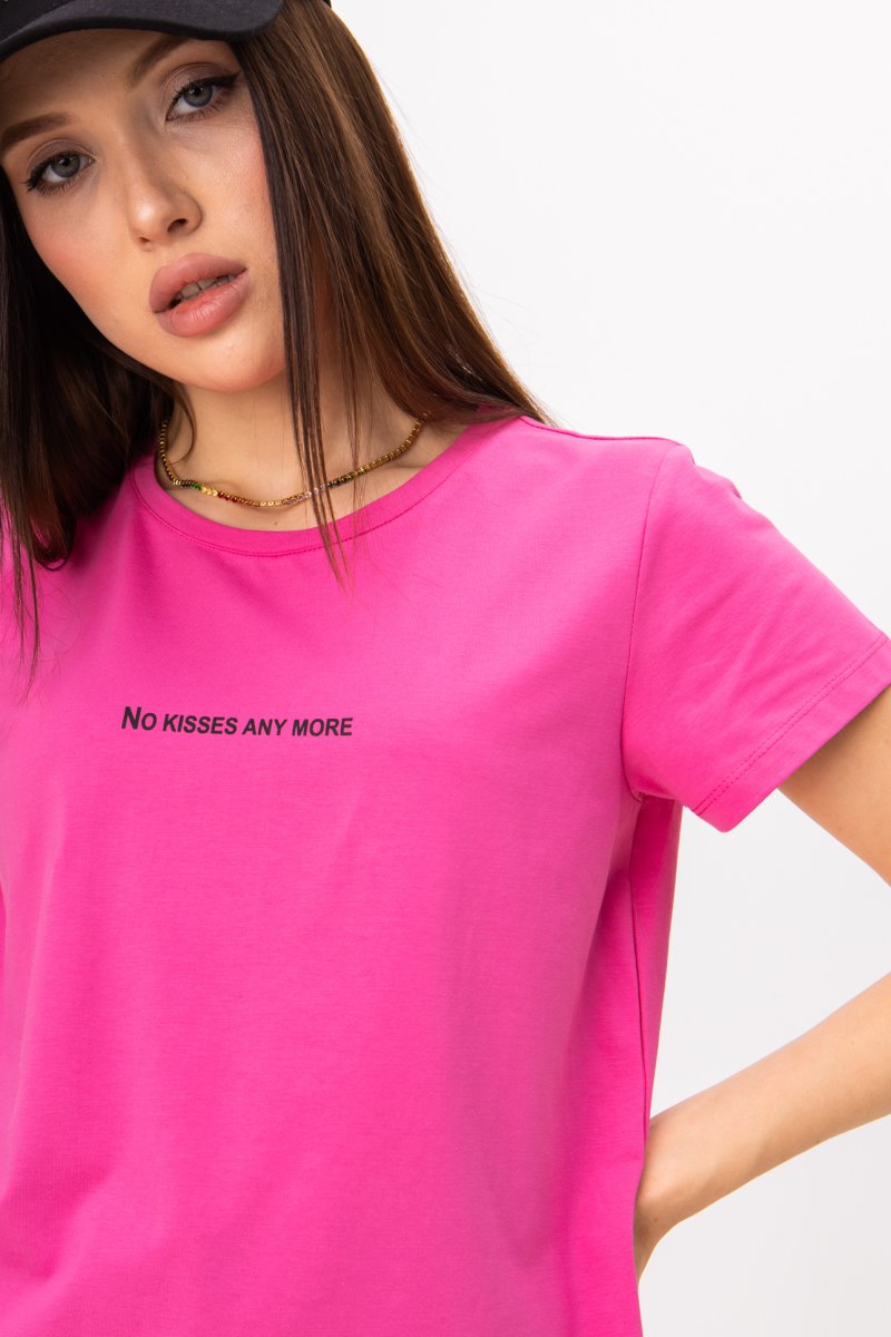 Футболка малинового цвета