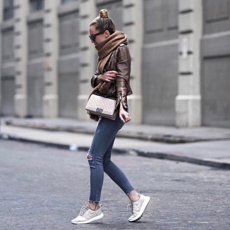 Образы с бежевыми кроссовками