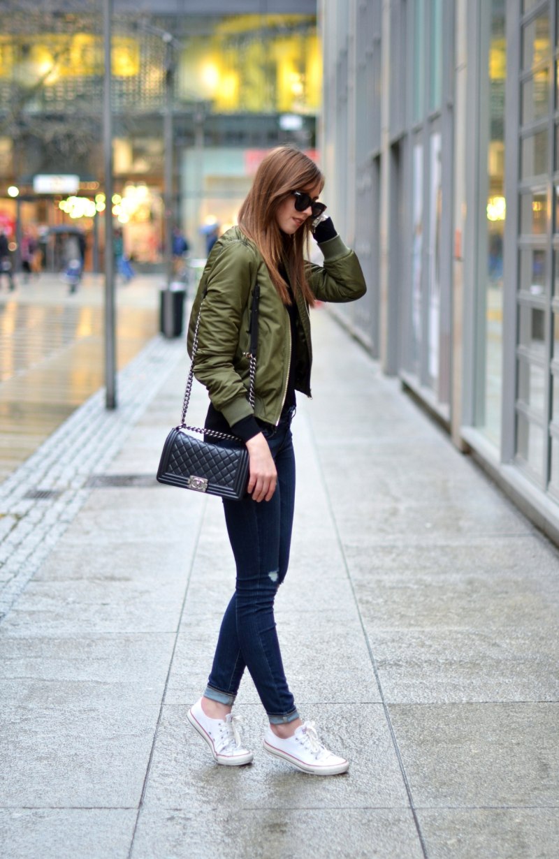 Лук с бомбером женским