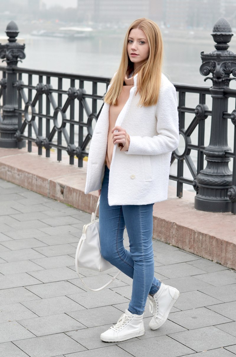 Пальто с белыми кедами