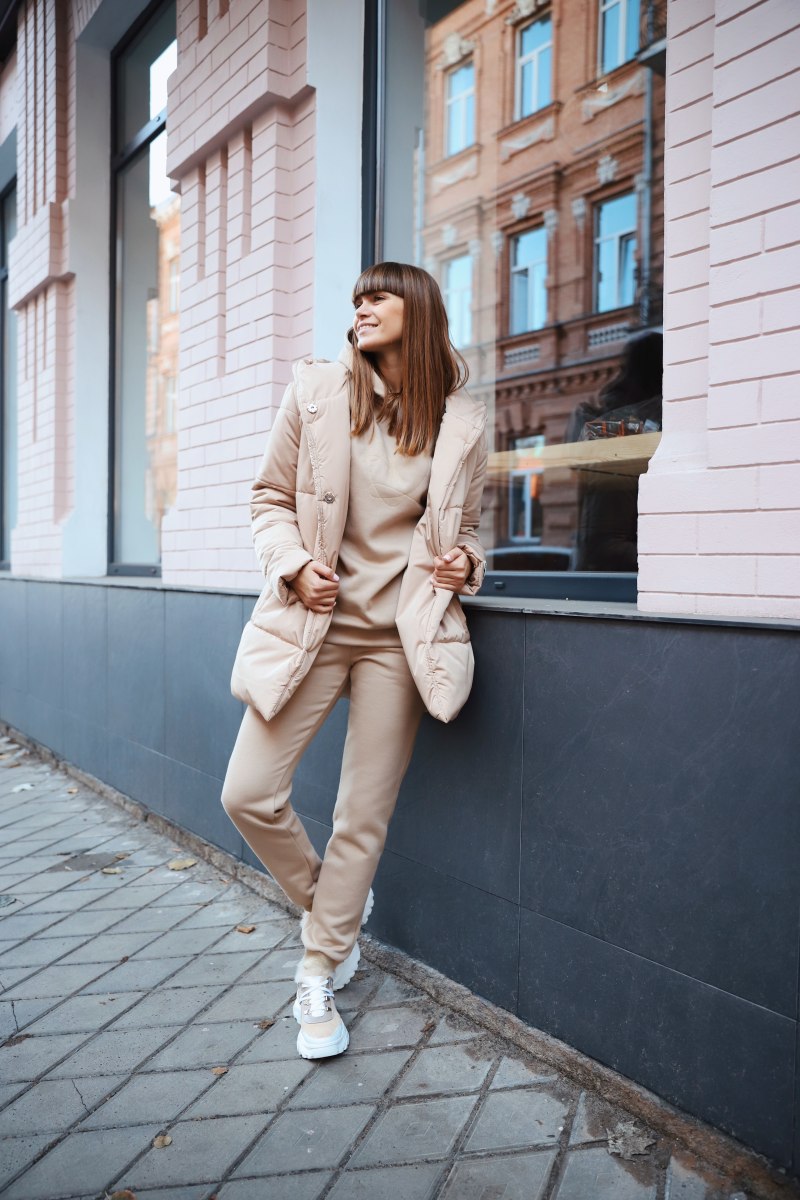 Образы с бежевыми кроссовками