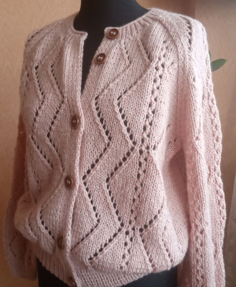 Вязаная кофта на пуговицах женская