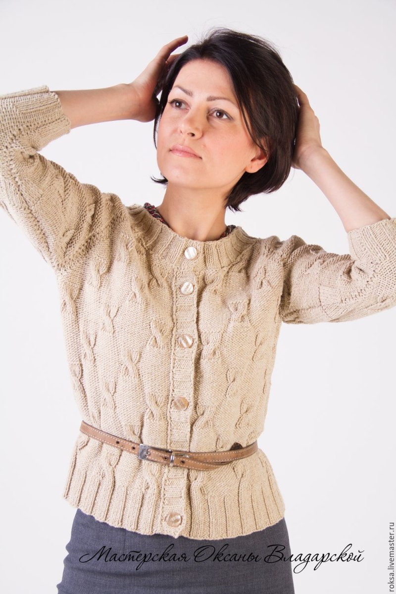 Вязаная кофточка с пуговицами