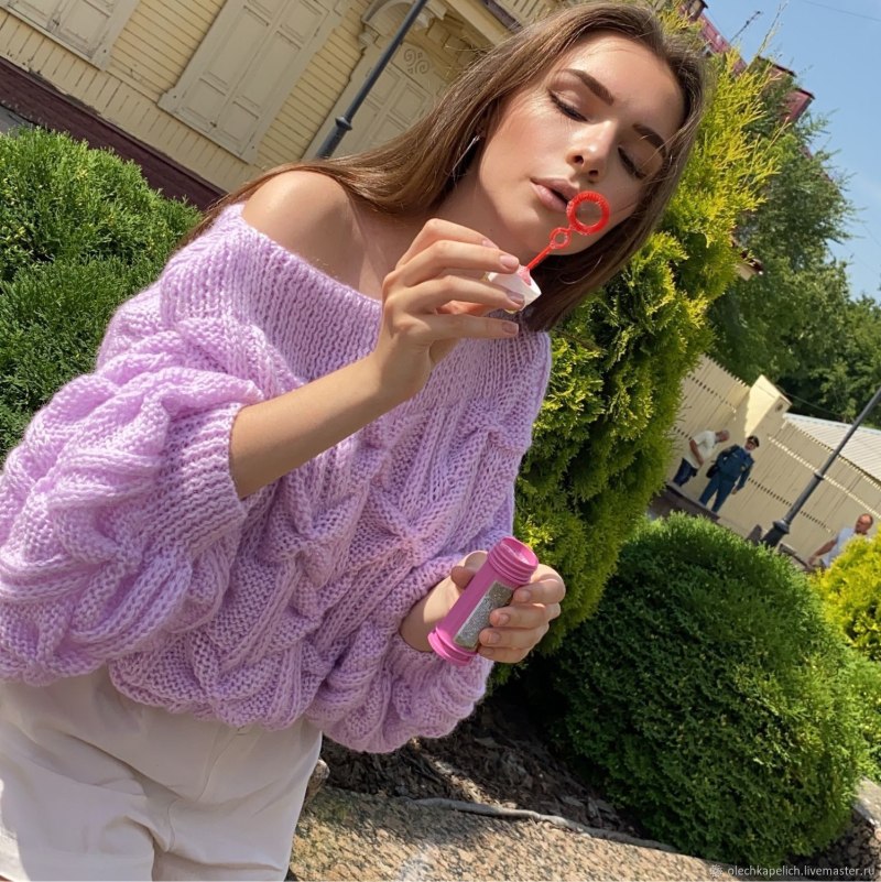 Фиолетовый свитер вязаный