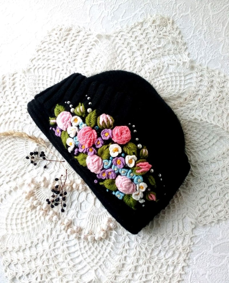 Вышивка на вязаной шапке