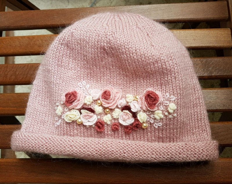 Вышивка на вязаной шапке