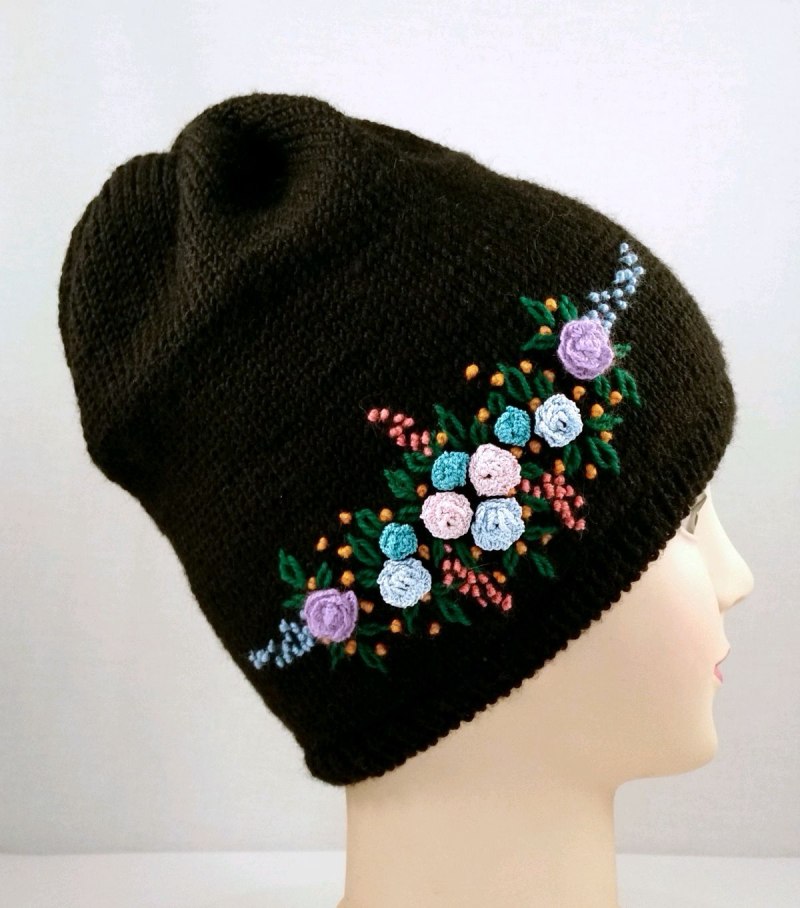 Вышивка на трикотажных шапках