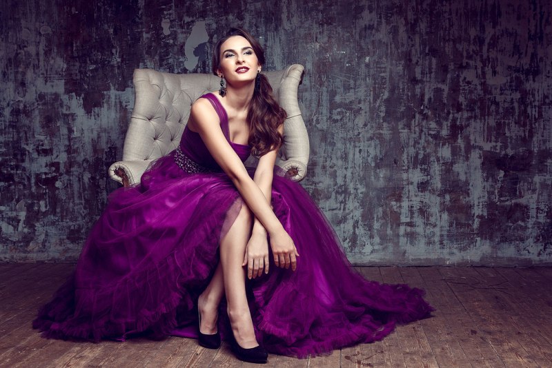 Девушка в фиолетовом платье