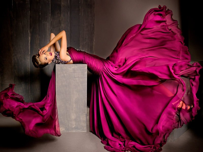 Девушка в длинном платье