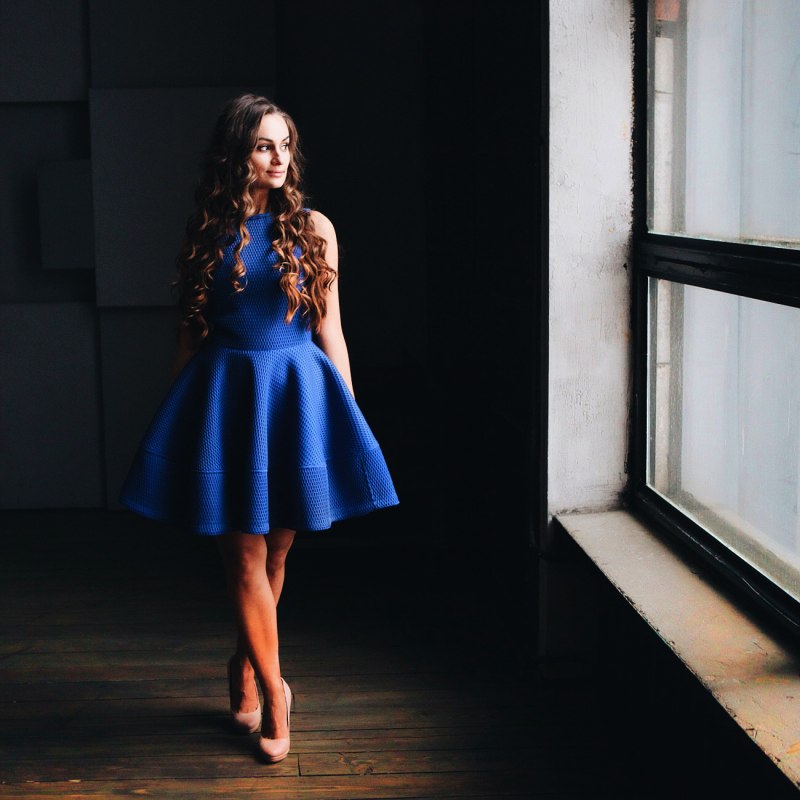 Фотосессия девушки в студии в платье