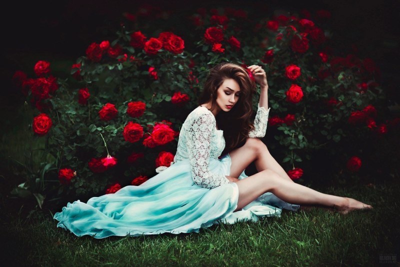 Девушка в пышном платье сидит