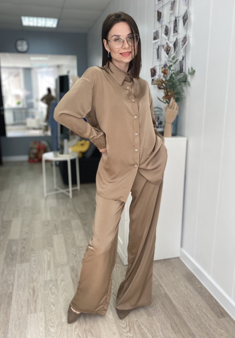 Атласный костюм женский в пижамном стиле