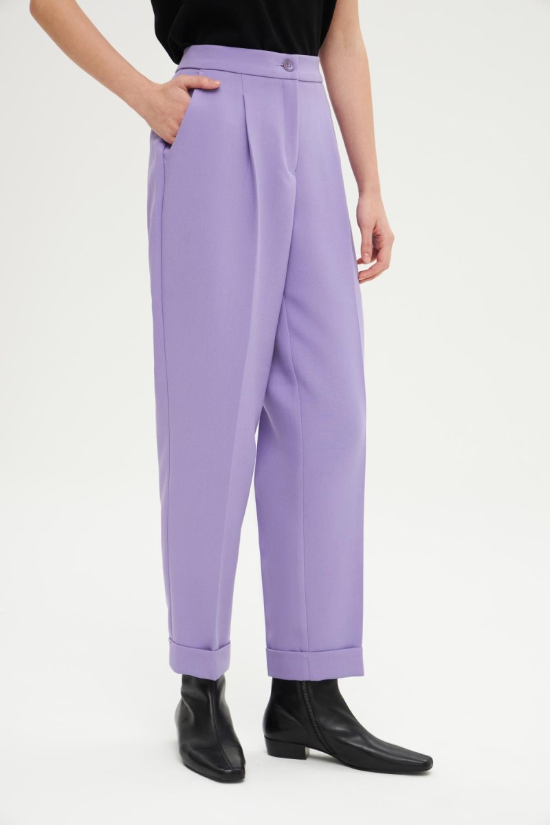 Лиловые брюки с чем