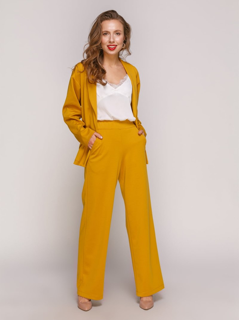 Горчичный костюм женский