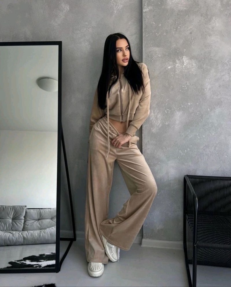 Бархатный костюм с укороченной кофтой