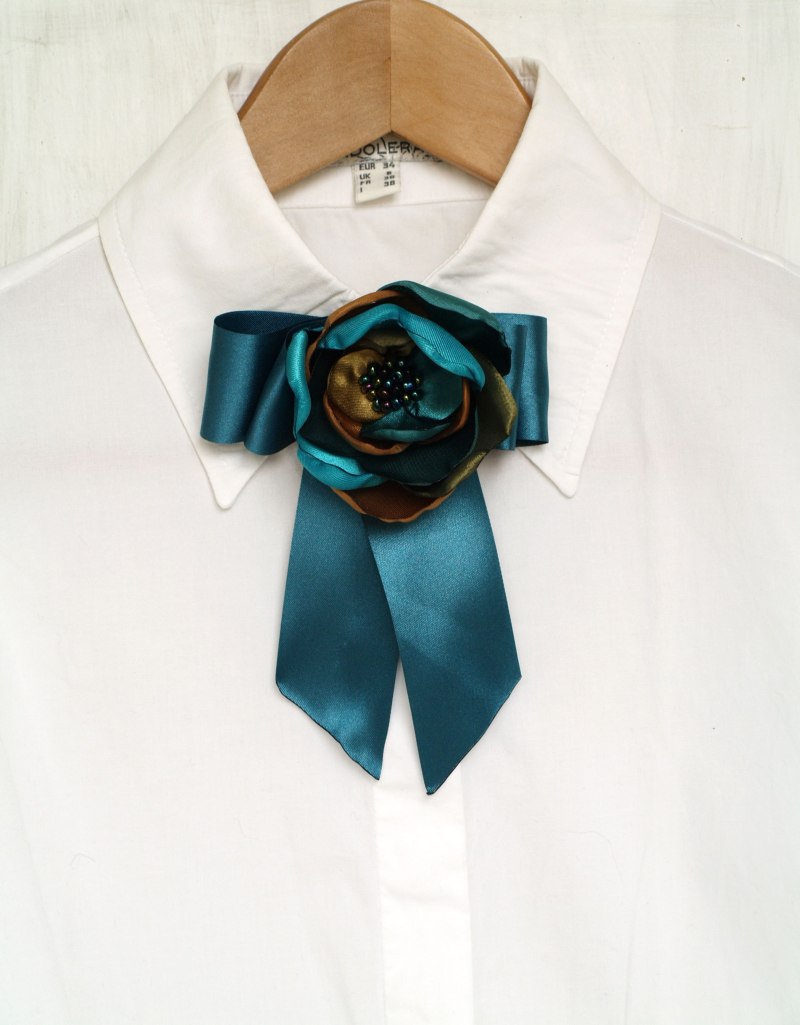 Бирюзовые галстуки в школах