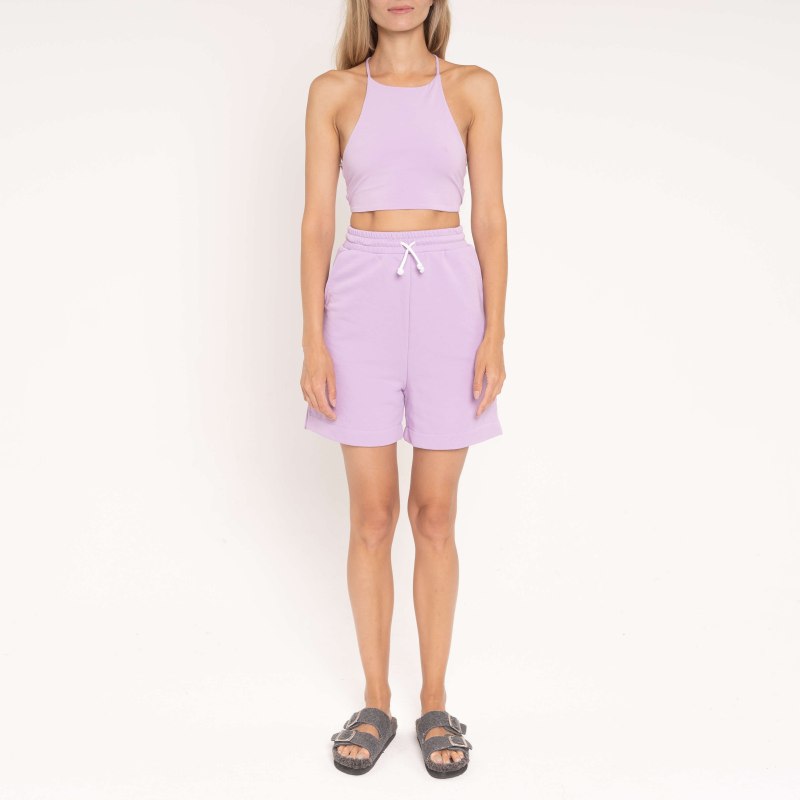 Какую футболку подобрать к шортам лавандового цвета