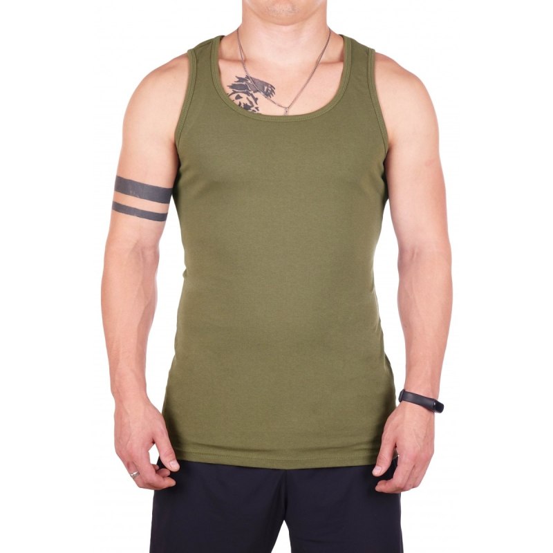 Мужчина в футболке хаки